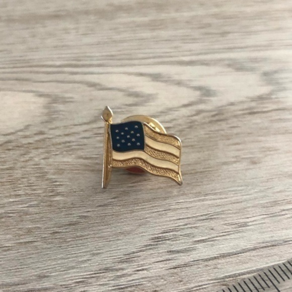 Vintage USA Flag Label Pin - Picture 1 of 2